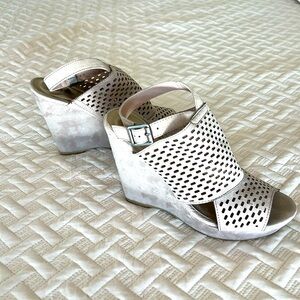 Madden Girl Sz 8 light tan suede sling back peep toe cut outs 4.5” wedge heel